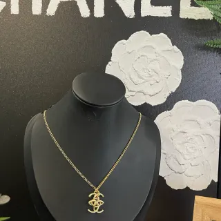 Chanel Interlocking CC Pendant قلادة ذهبية اللون