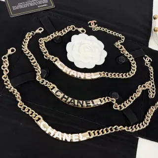 Chanel قلادة كتابة سلسلة ذهبية بيضاء مع مينا