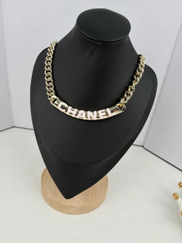 Chanel Colar de Letras Corrente Curb Dourada Branca com Esmalte 2