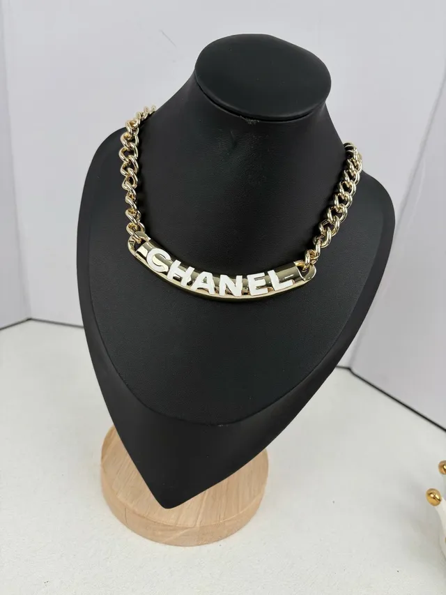 Chanel Colar de Letras Corrente Curb Dourada Branca com Esmalte 3