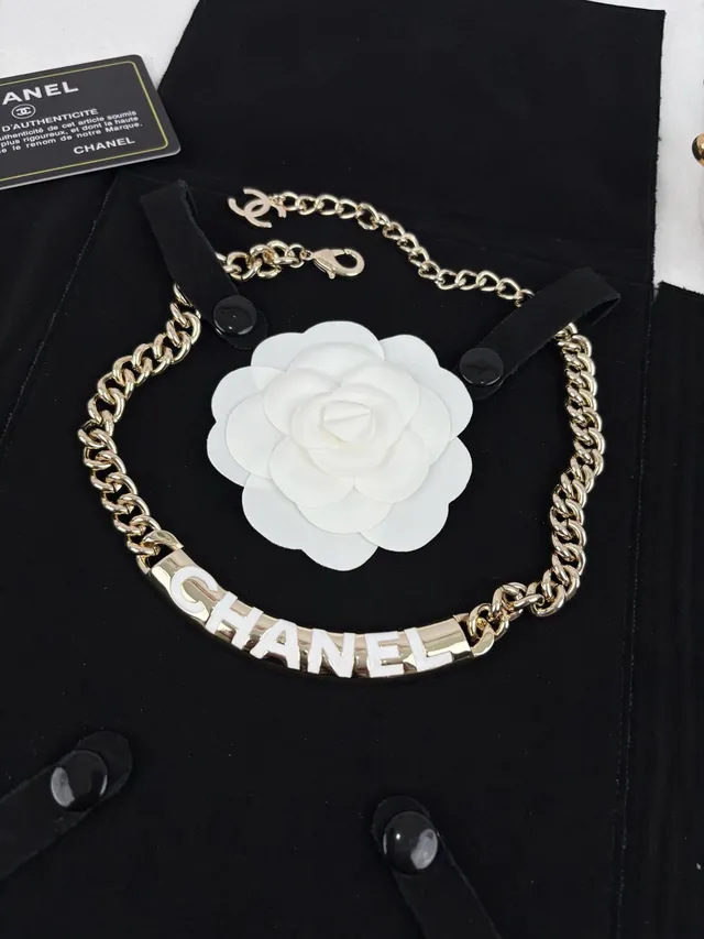 Chanel Colar de Letras Corrente Curb Dourada Branca com Esmalte 5