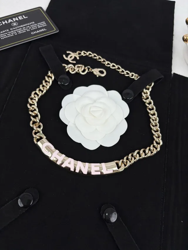 Chanel Colar de Letras Corrente Curb Dourada Branca com Esmalte 6