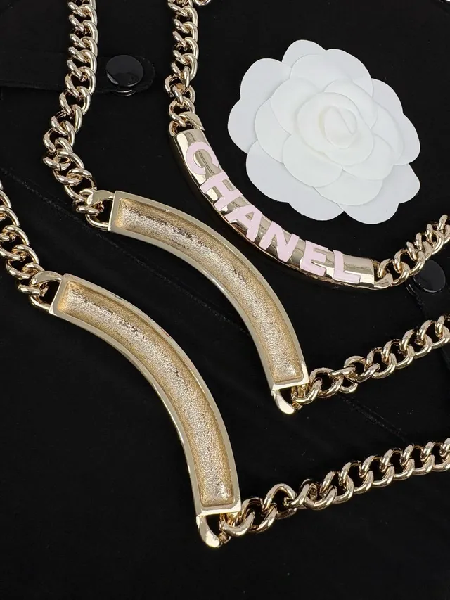 Chanel Colar de Letras Corrente Curb Dourada Branca com Esmalte 7