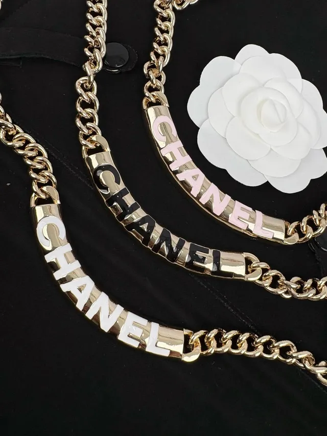 Chanel Colar de Letras Corrente Curb Dourada Branca com Esmalte 8