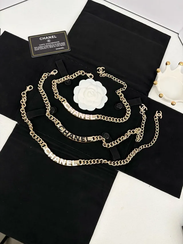 Chanel Colar de Letras Corrente Curb Dourada Branca com Esmalte 9