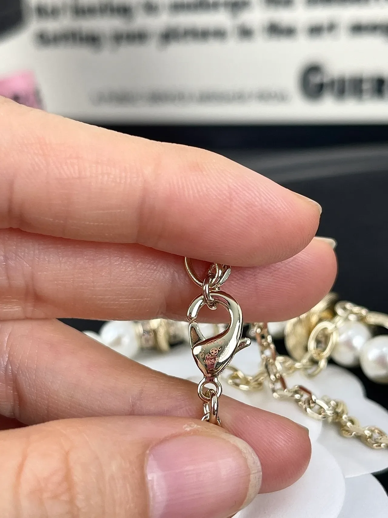 Chanel Collar con Perlas y Logo CC en Cadena de Tono Dorado 2
