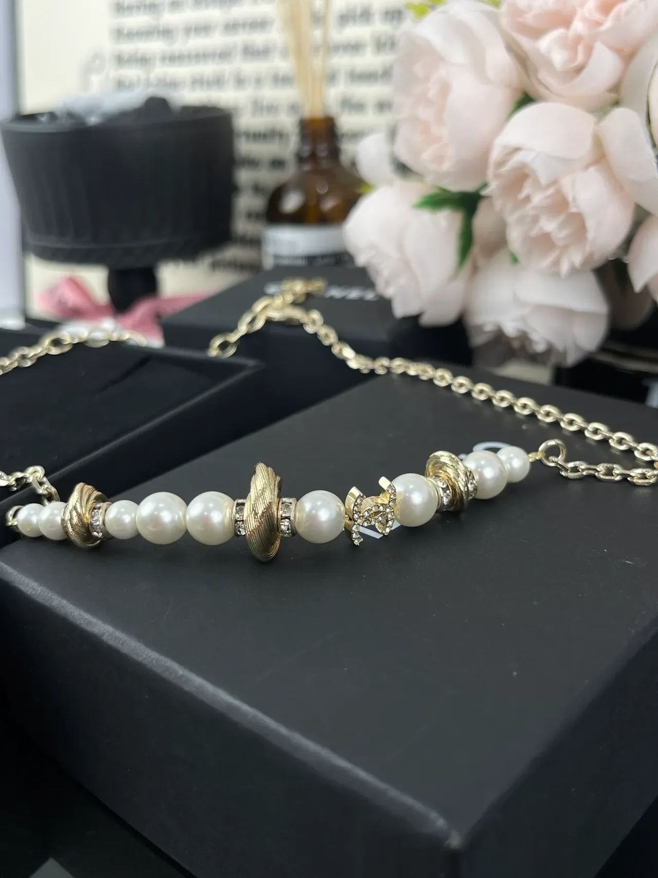 Chanel Collar con Perlas y Logo CC en Cadena de Tono Dorado 4
