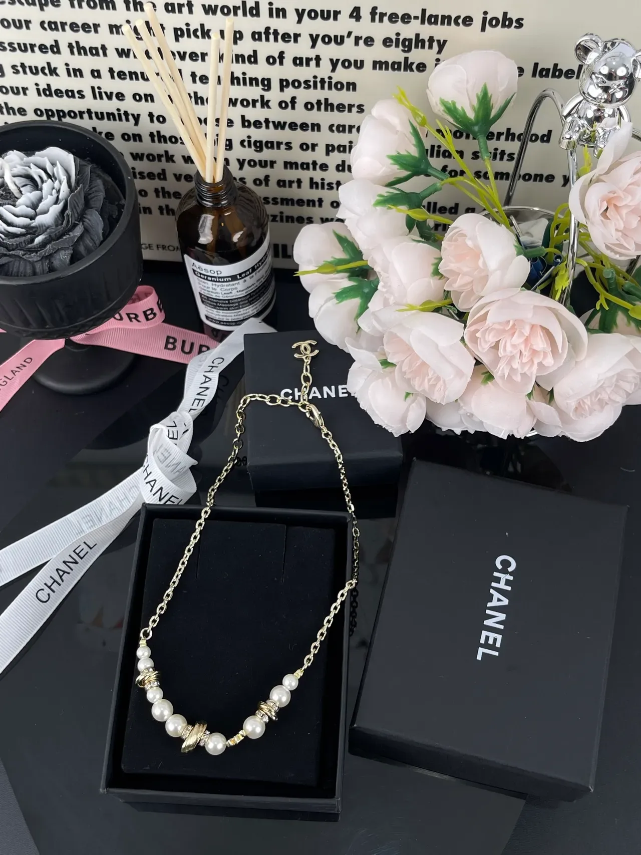 Chanel Collar con Perlas y Logo CC en Cadena de Tono Dorado 5