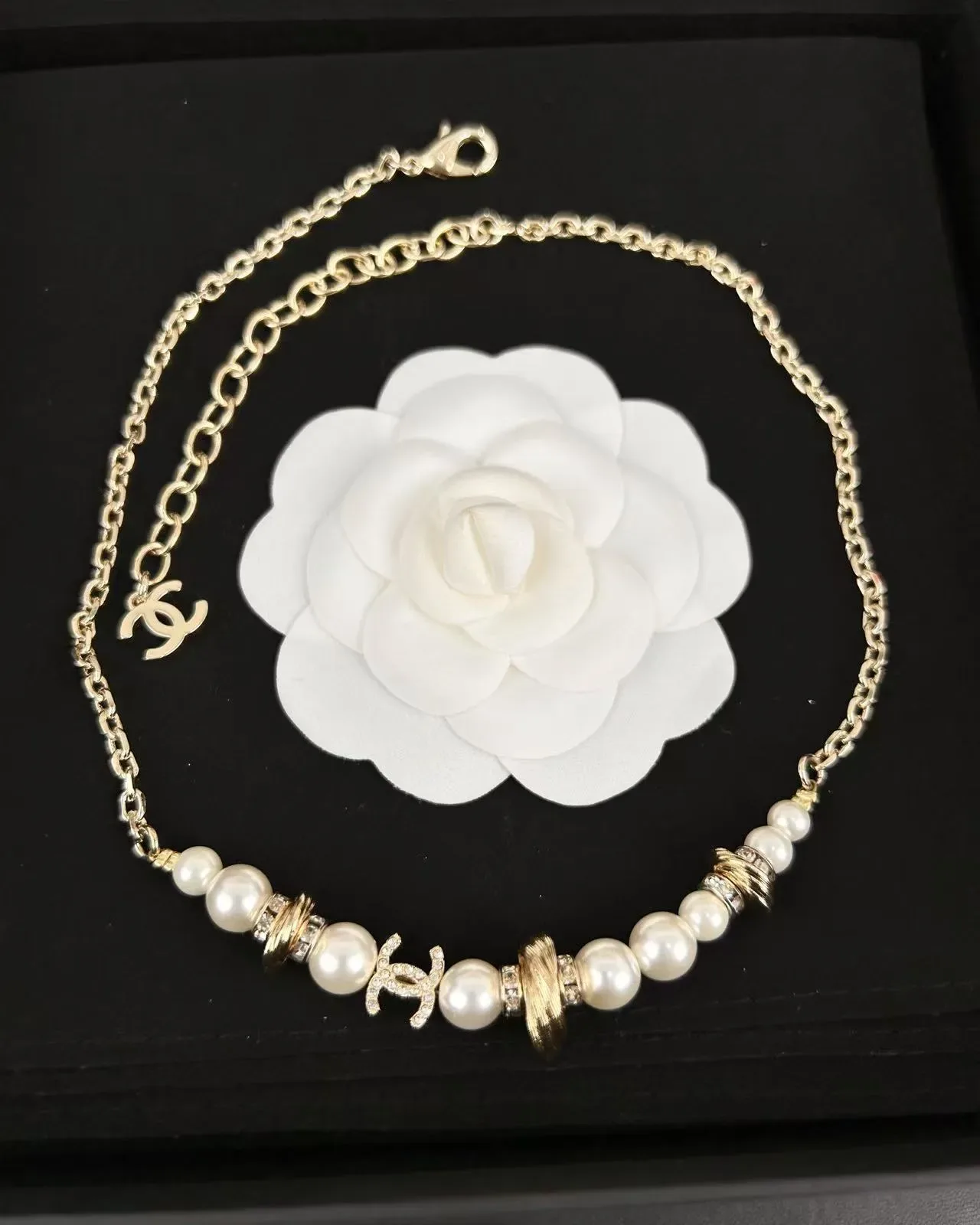 Chanel Collar con Perlas y Logo CC en Cadena de Tono Dorado 6