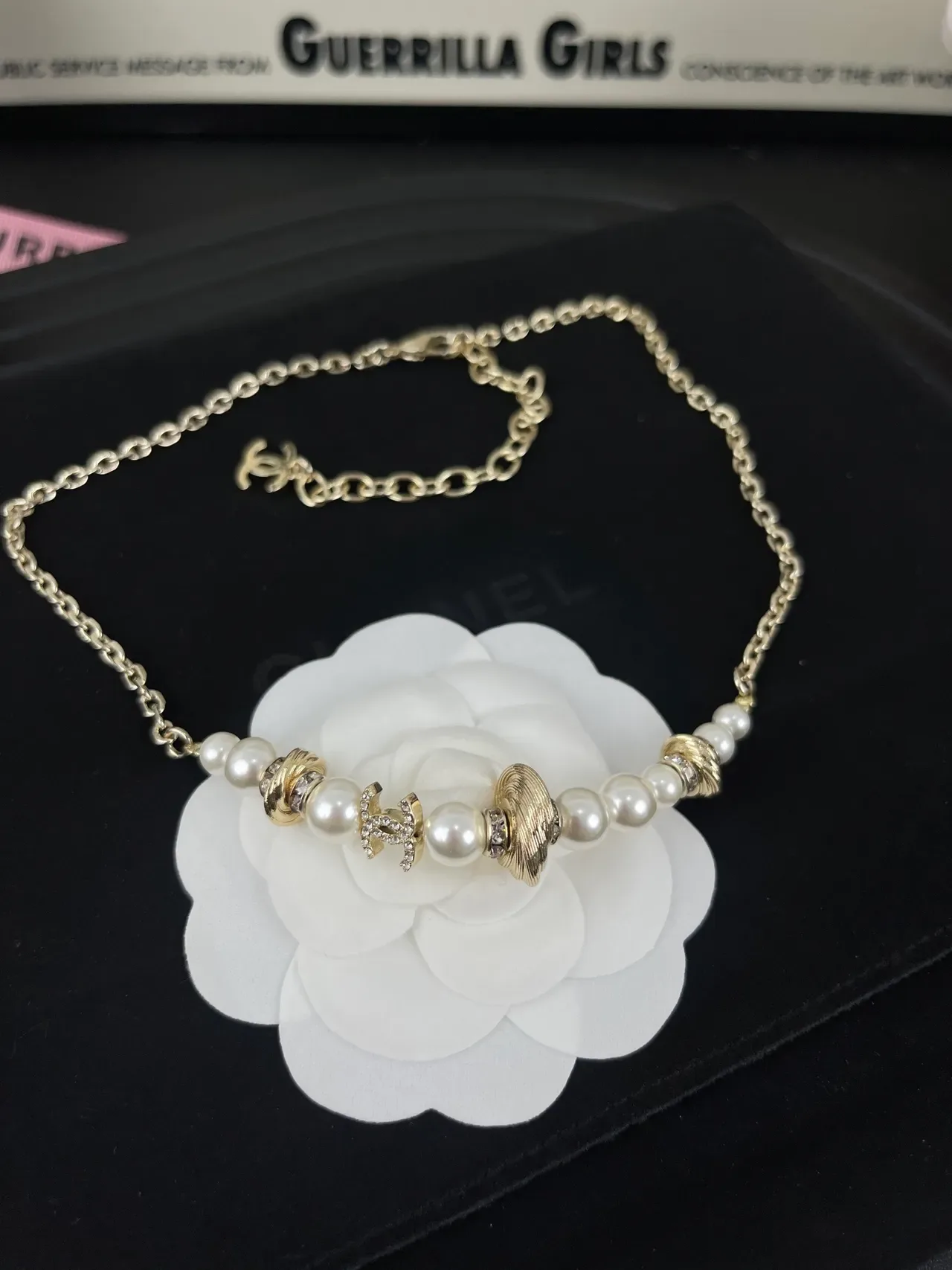 Chanel Collar con Perlas y Logo CC en Cadena de Tono Dorado 7