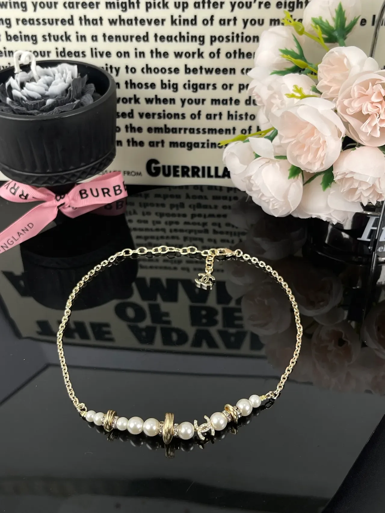 Chanel Collar con Perlas y Logo CC en Cadena de Tono Dorado 8