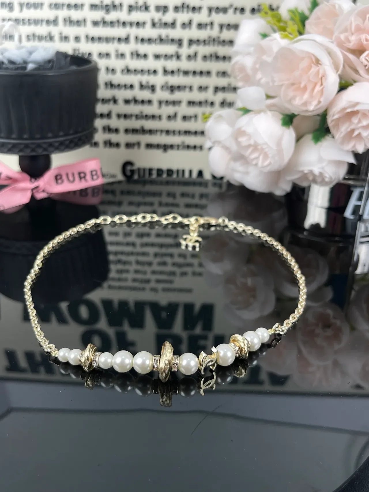 Chanel Collar con Perlas y Logo CC en Cadena de Tono Dorado 9