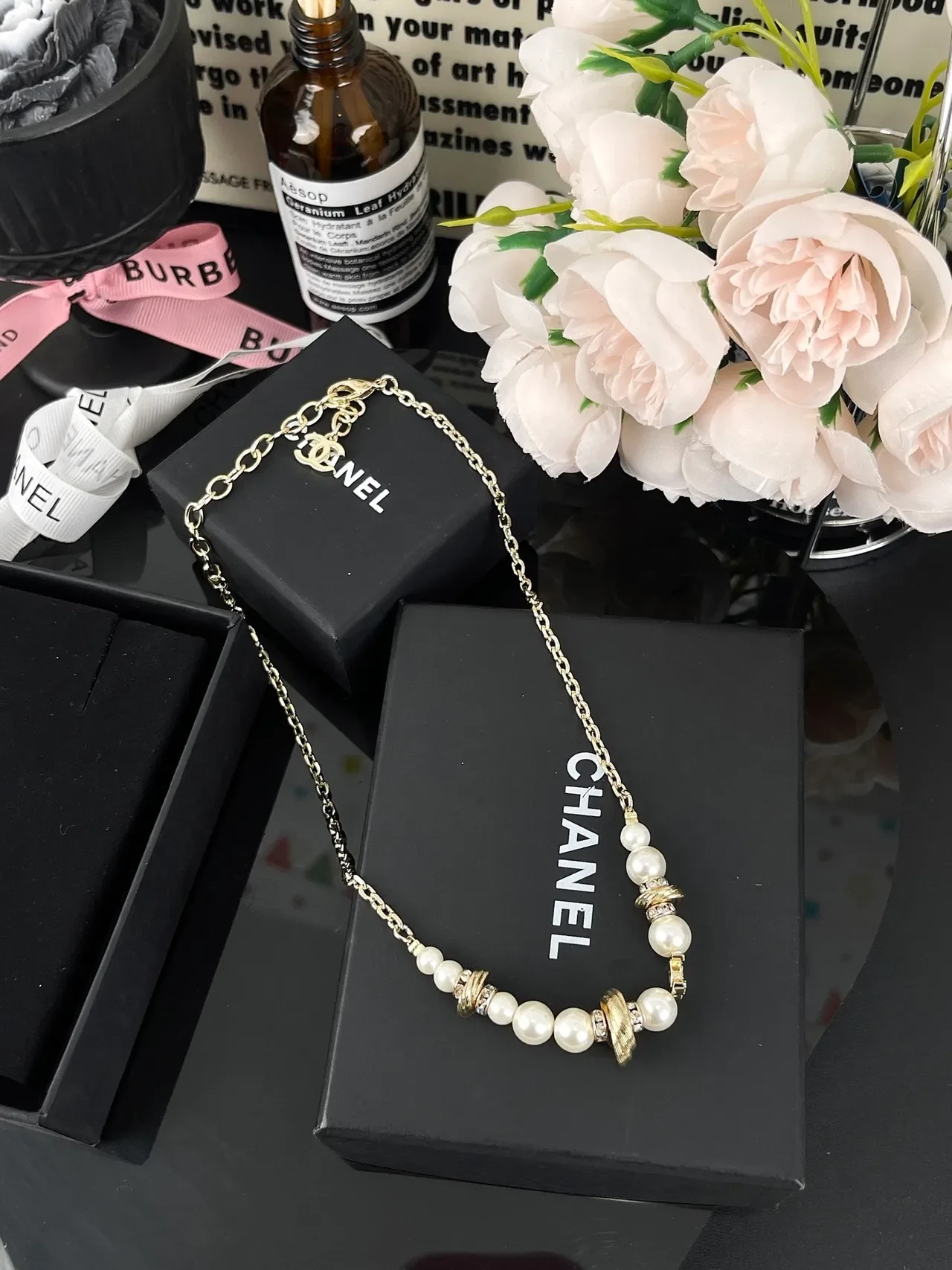 Chanel Collar con Perlas y Logo CC en Cadena de Tono Dorado 10