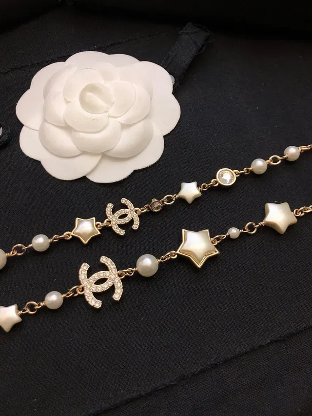 Collar Chanel Perlas y Estrella Charm en tono oro 4