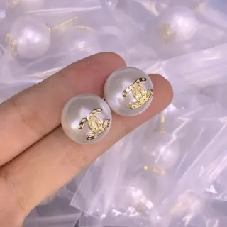 Chanel لؤلؤ CC Logo Stud Earrings