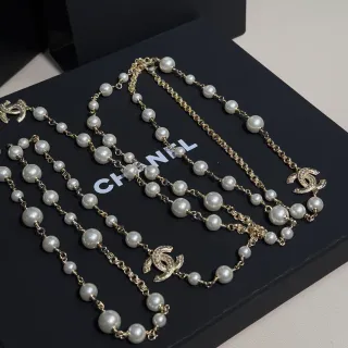 Chanel قلادة لؤلؤ ذهب أبيض علقة لوقو