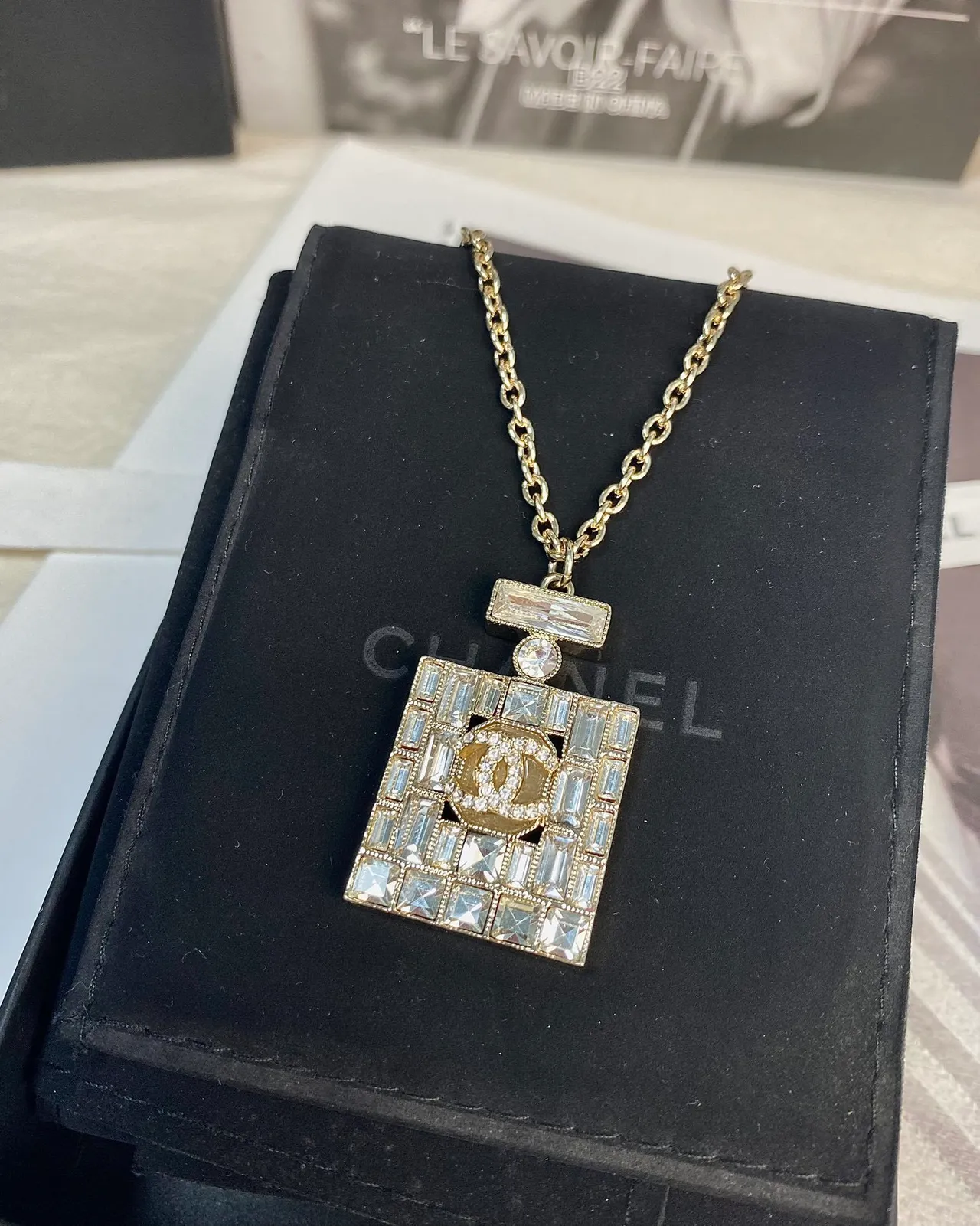 Chanel Pendentif Bouteille de Parfum Chaîne Dorée Transparente Cristal Encrusté Carré Collier 5