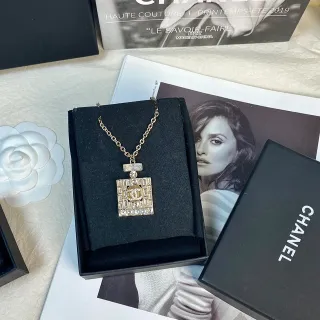Chanel قلادة زجاجة عطر سلسلة ذهبية شفافة متزينة بالكريستال قلادة مربعة