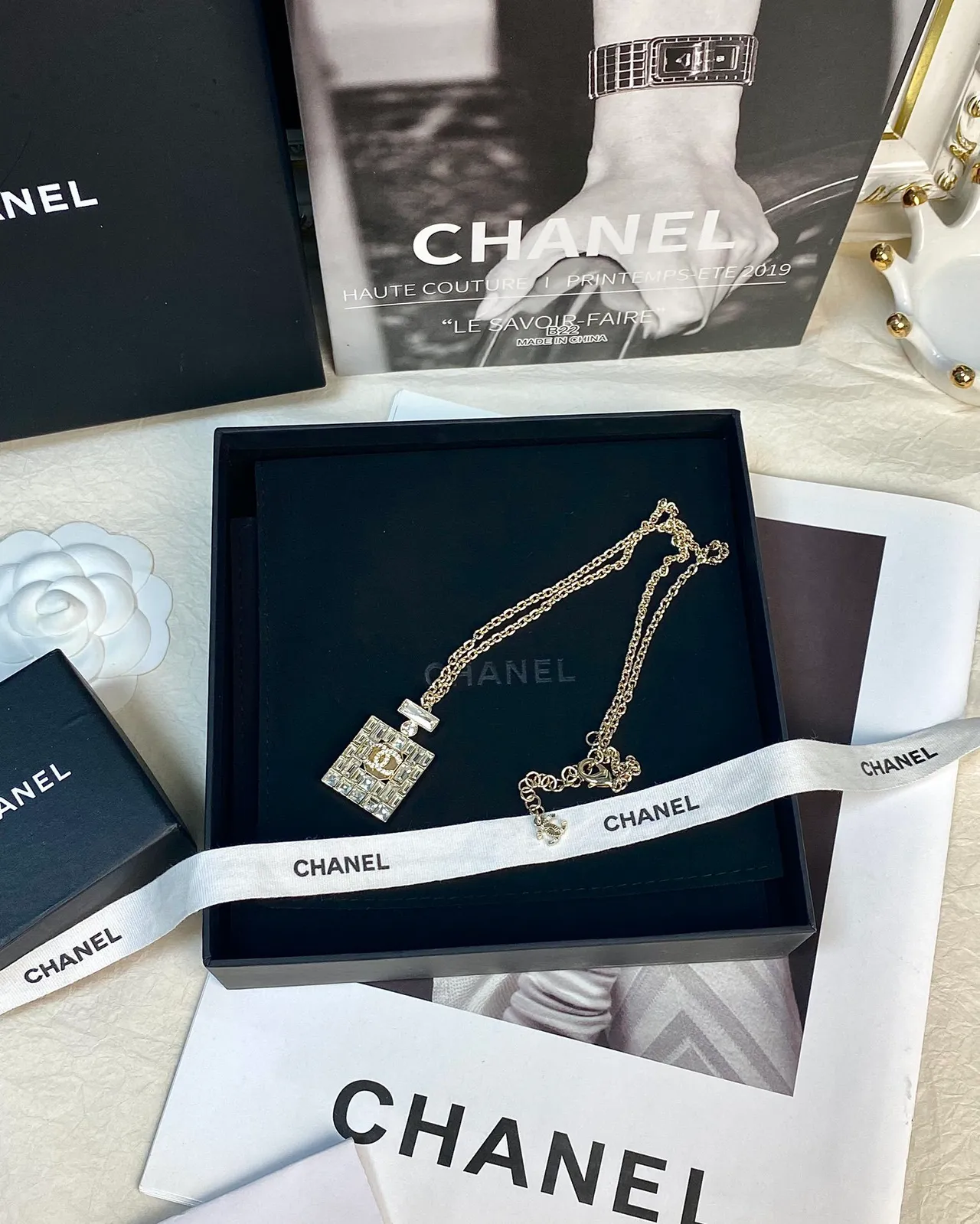 Chanel Pendentif Bouteille de Parfum Chaîne Dorée Transparente Cristal Encrusté Carré Collier 2