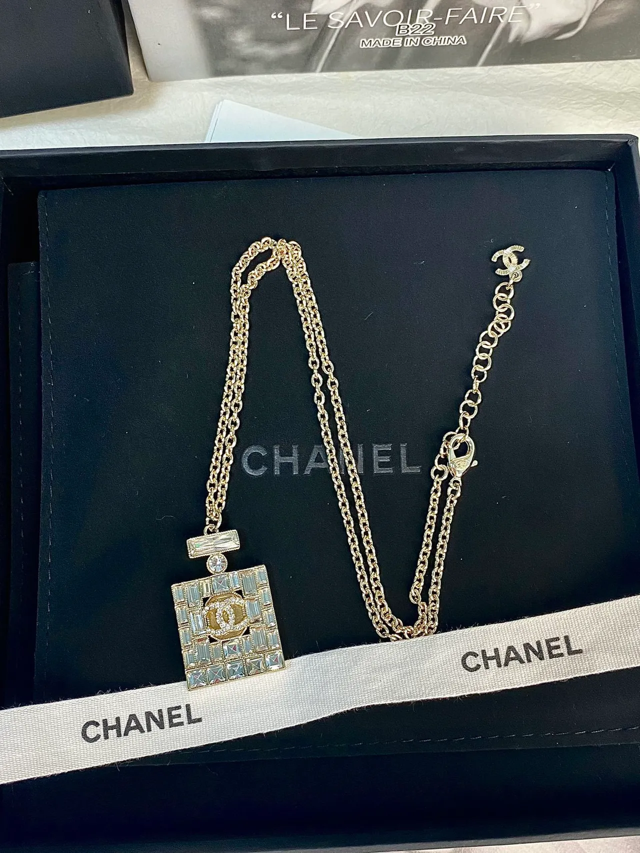 Chanel Pendentif Bouteille de Parfum Chaîne Dorée Transparente Cristal Encrusté Carré Collier 9