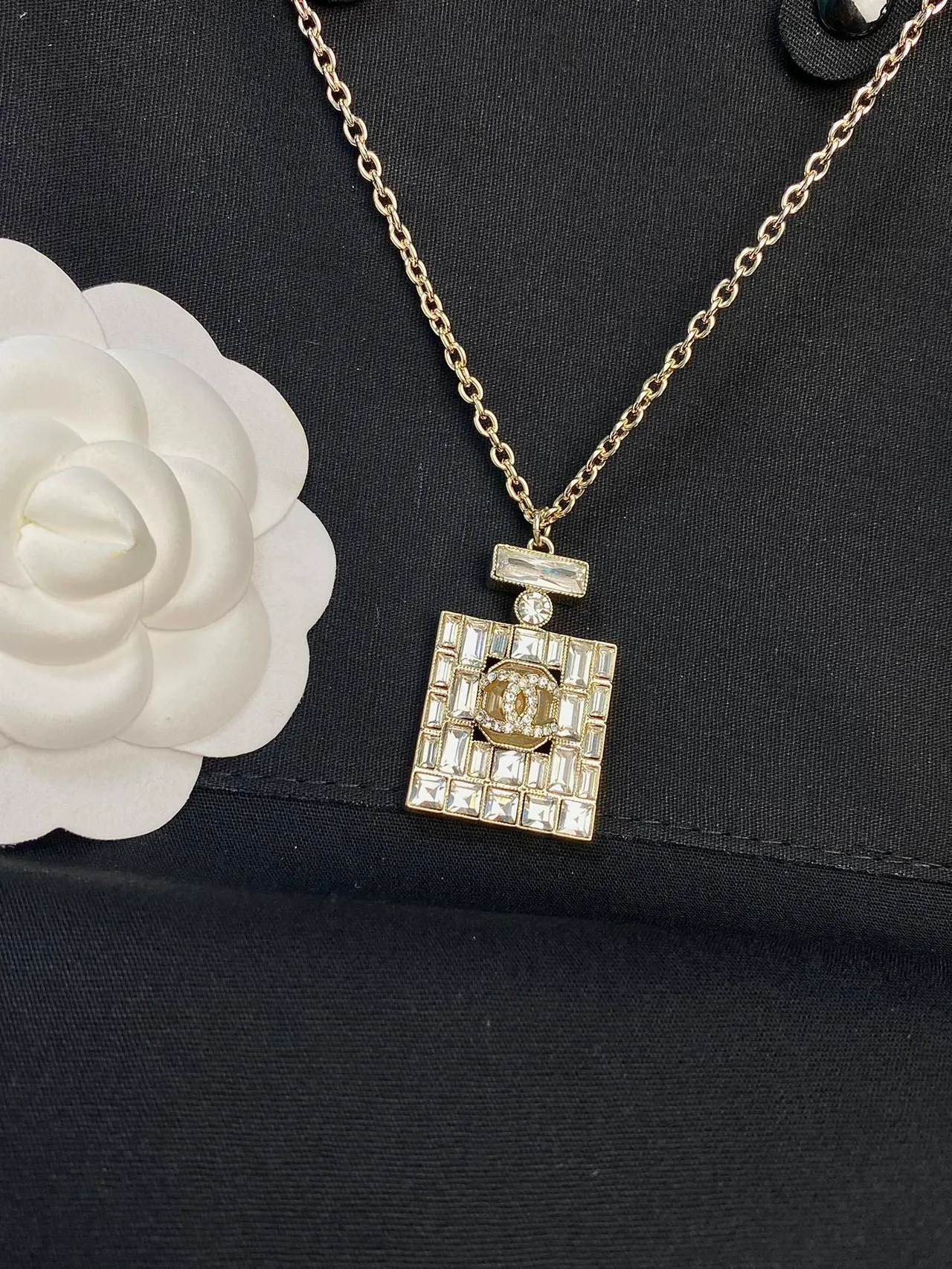 Chanel Pendentif Bouteille de Parfum Chaîne Dorée Transparente Cristal Encrusté Carré Collier 10