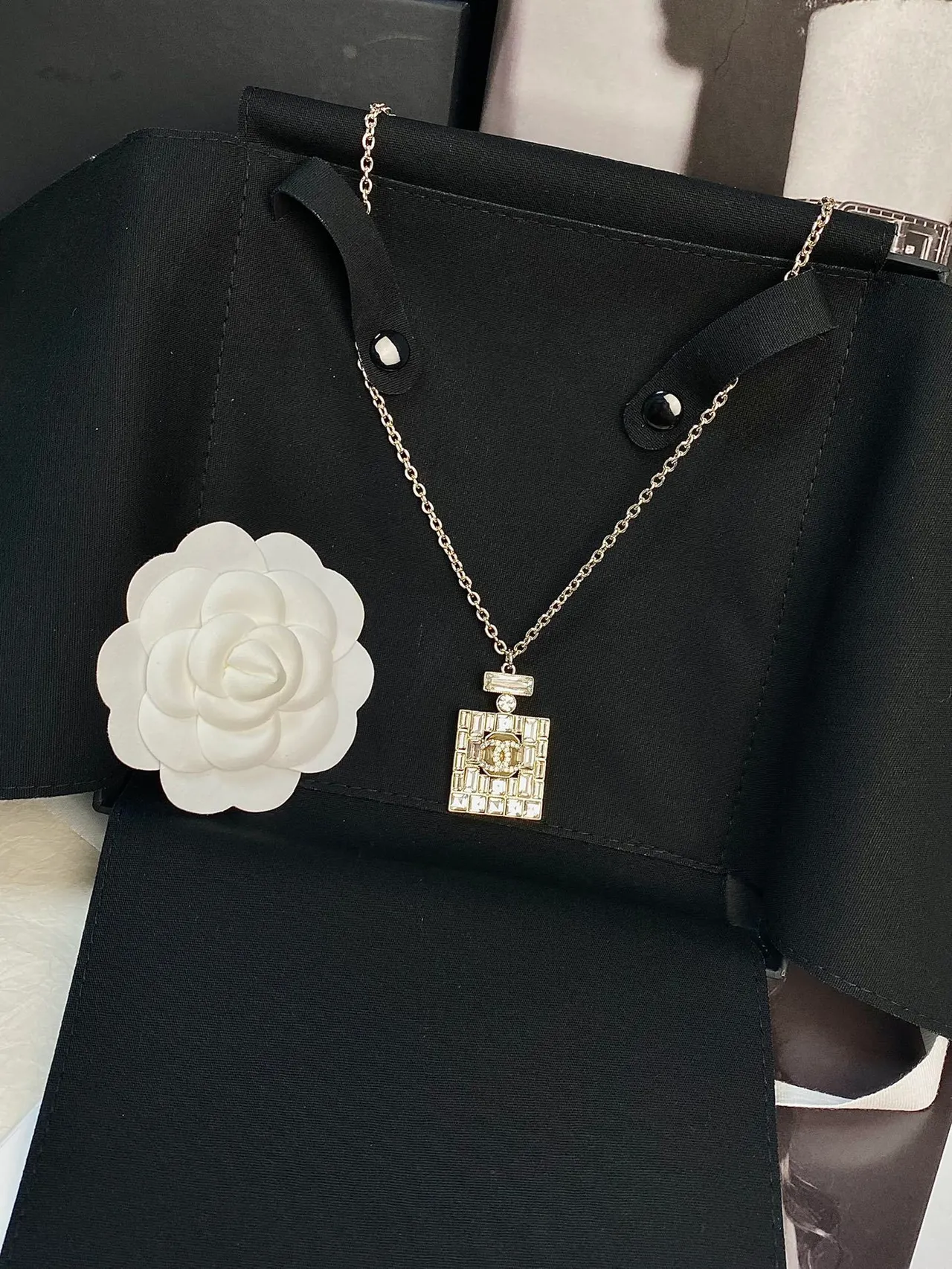 Chanel Pendentif Bouteille de Parfum Chaîne Dorée Transparente Cristal Encrusté Carré Collier 3