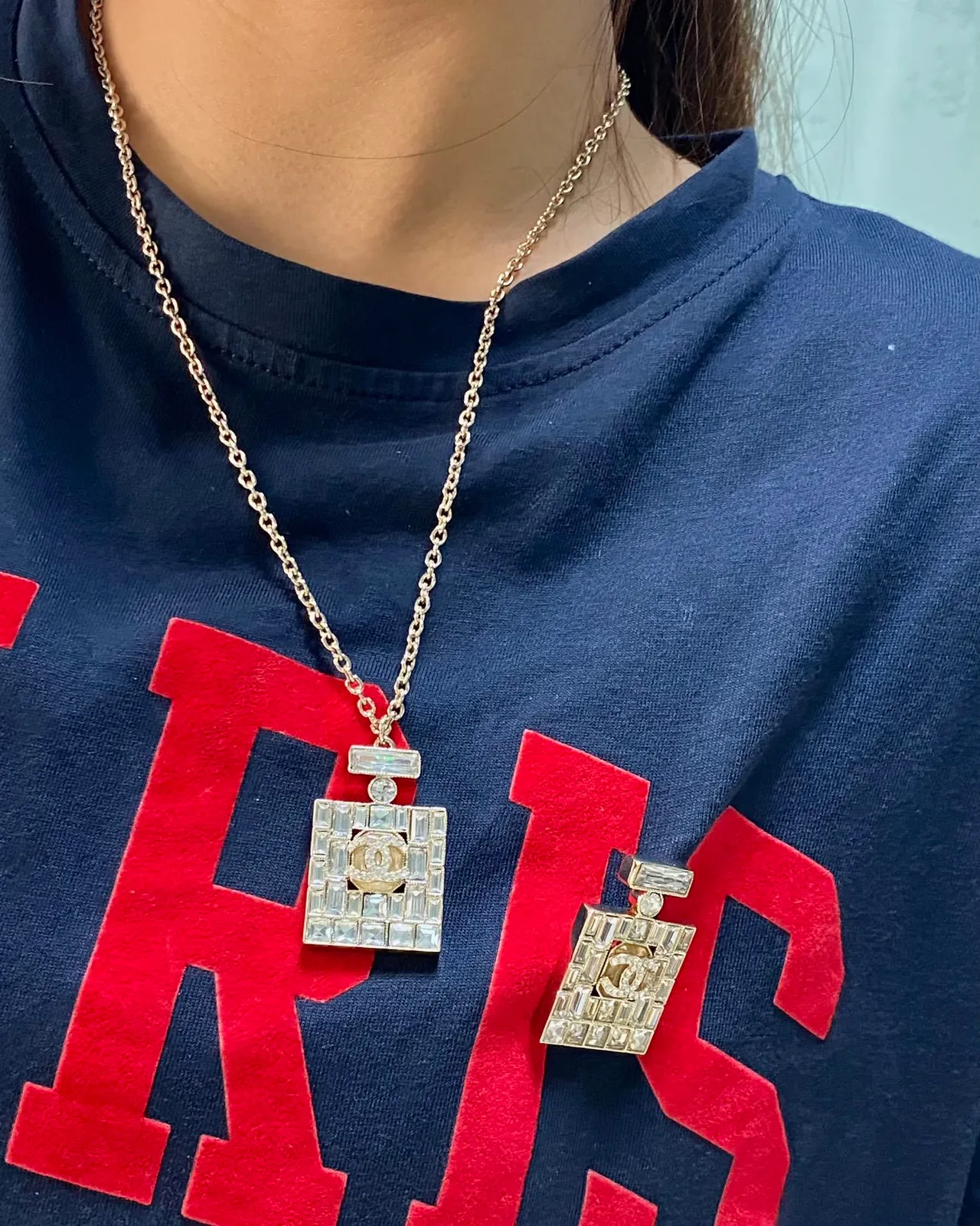Chanel Pendentif Bouteille de Parfum Chaîne Dorée Transparente Cristal Encrusté Carré Collier 4
