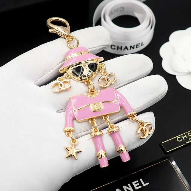 Chanel 粉色搪瓷 Mademoiselle 迷你人像胸针 4