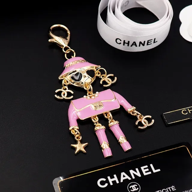 Chanel 粉色搪瓷 Mademoiselle 迷你人像胸针 5