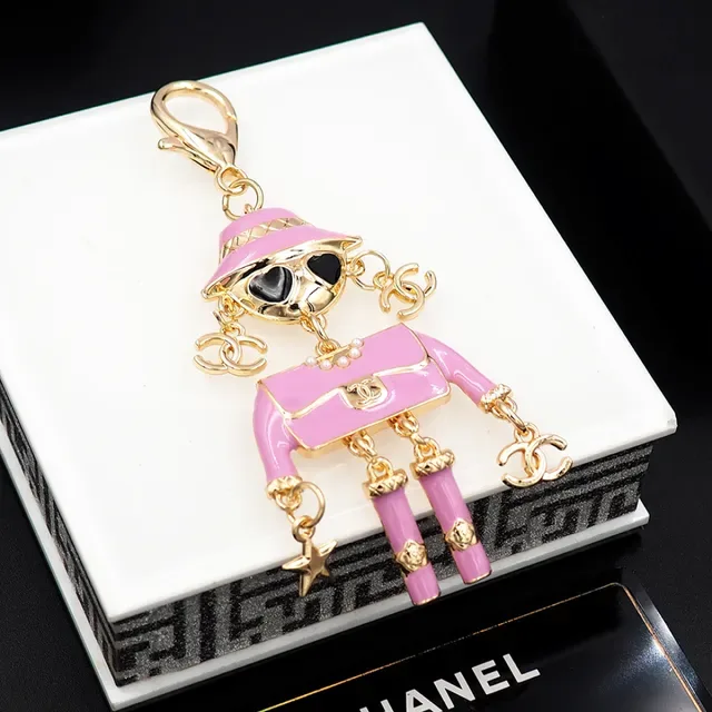 Chanel 粉色搪瓷 Mademoiselle 迷你人像胸针 6