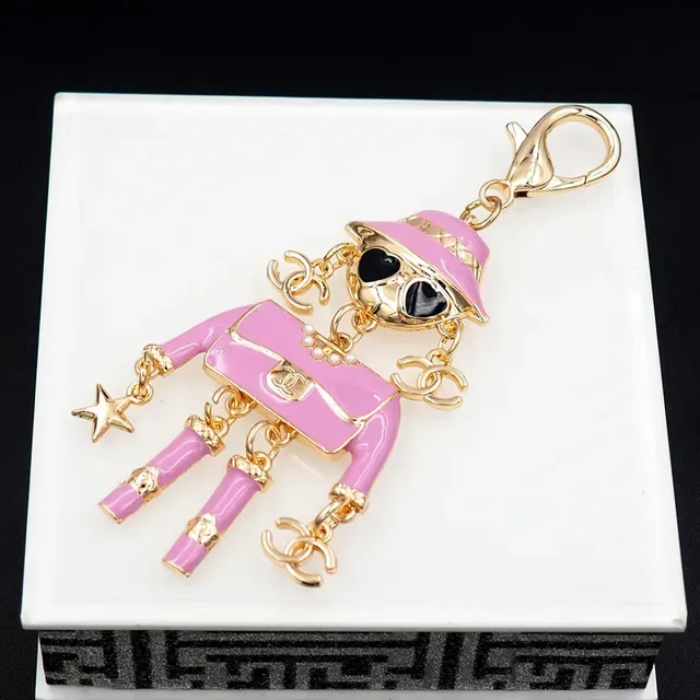 Chanel 粉色搪瓷 Mademoiselle 迷你人像胸针 8