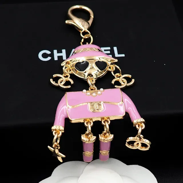 Chanel 粉色搪瓷 Mademoiselle 迷你人像胸针 9
