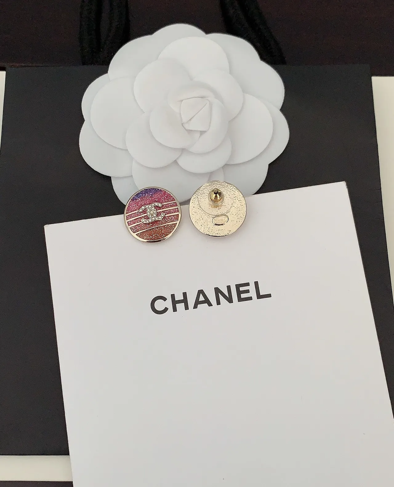 Chanel أقراط ستد دائرية لامعة بمينا تدرجية وردية بنفسجية 6