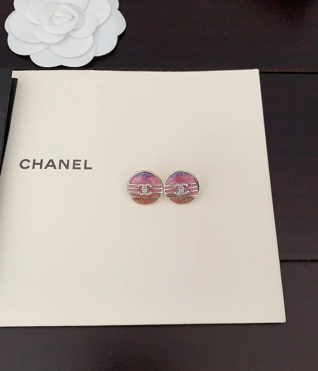 Chanel أقراط ستد دائرية لامعة بمينا تدرجية وردية بنفسجية 2