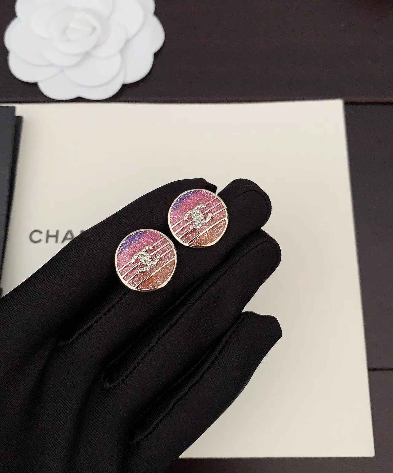 Chanel أقراط ستد دائرية لامعة بمينا تدرجية وردية بنفسجية 3