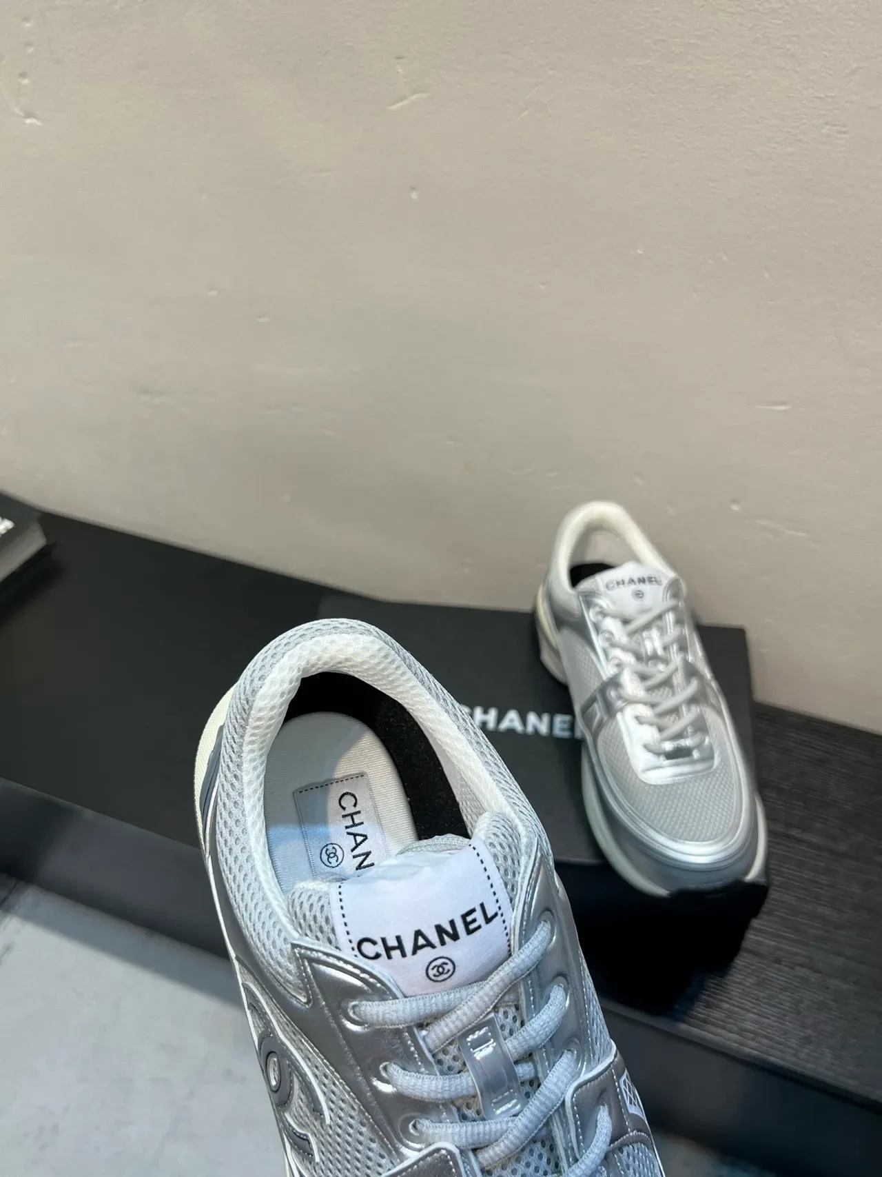 Chanel রুপালি সাদা ধাতব জাল খোদাই ইন্টারলকিং CC লোগো লাইফস্টাইল স্নিকার 7