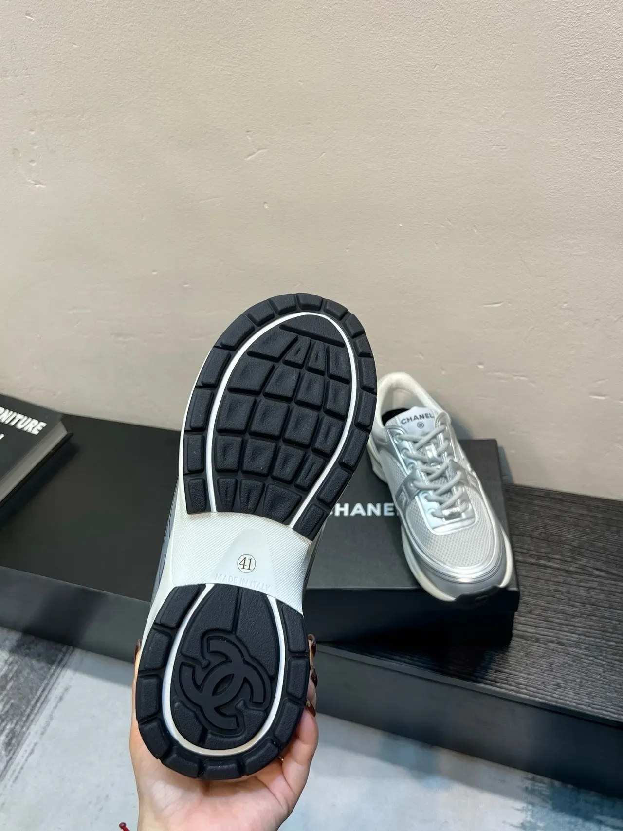 Chanel রুপালি সাদা ধাতব জাল খোদাই ইন্টারলকিং CC লোগো লাইফস্টাইল স্নিকার 8