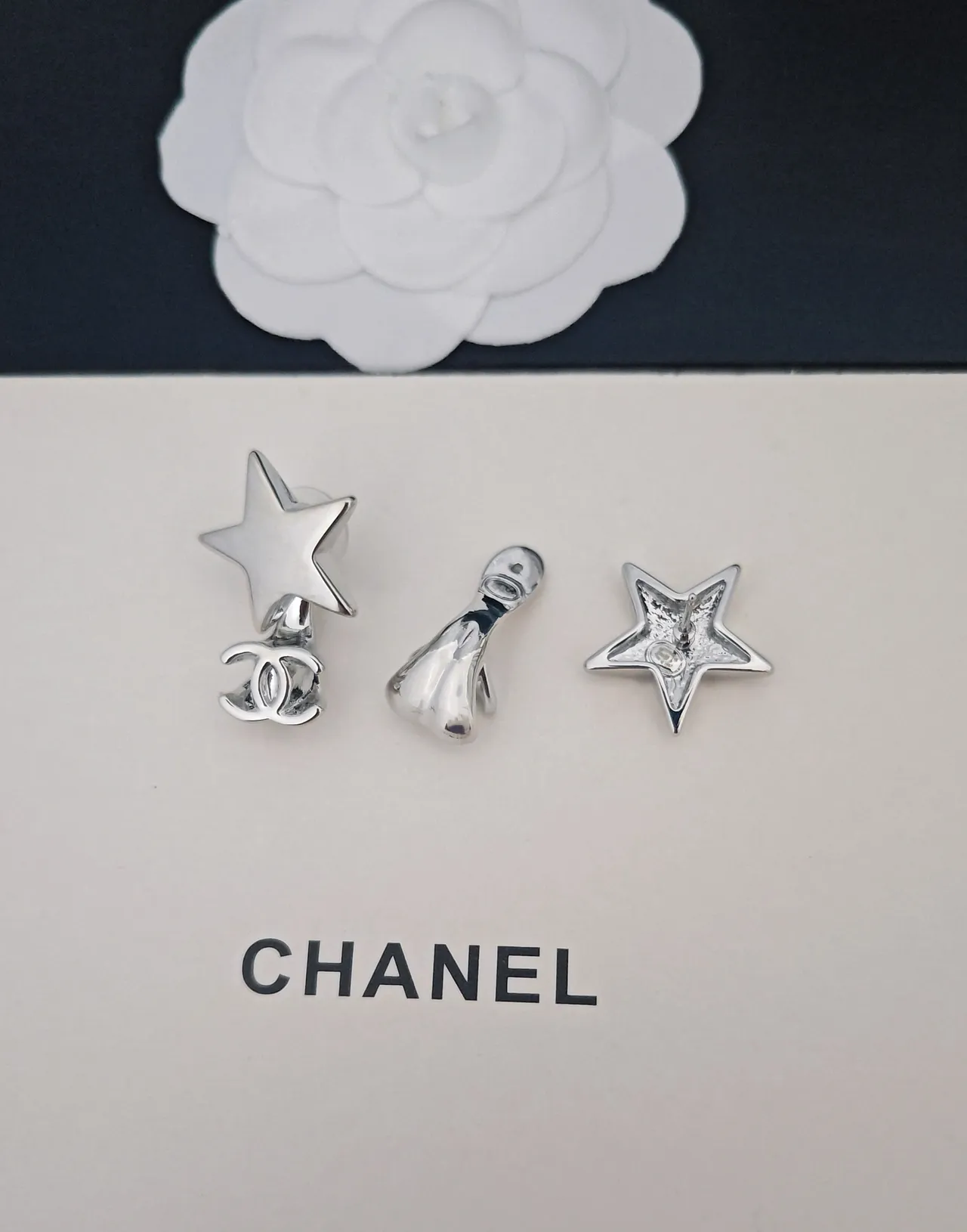 Chanel Star and CC Logo أقراط فضة مصقولة 2
