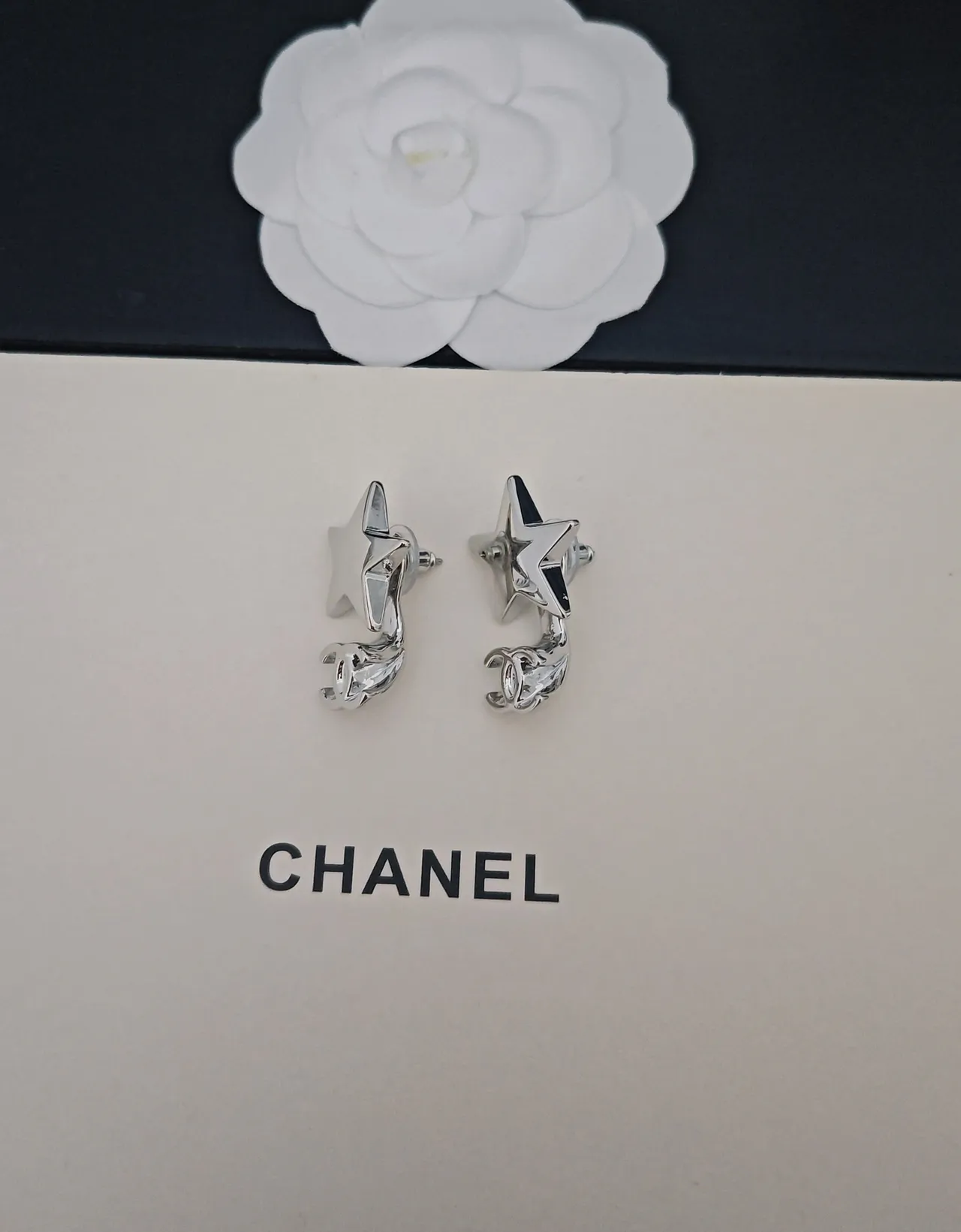 Chanel Star and CC Logo أقراط فضة مصقولة 5