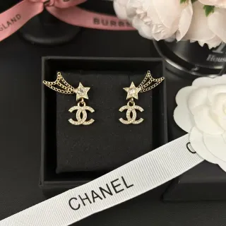 Chanel نجمة و CC Pavé-Crystal ذهبي اللون سلسلة معلقة أقراط