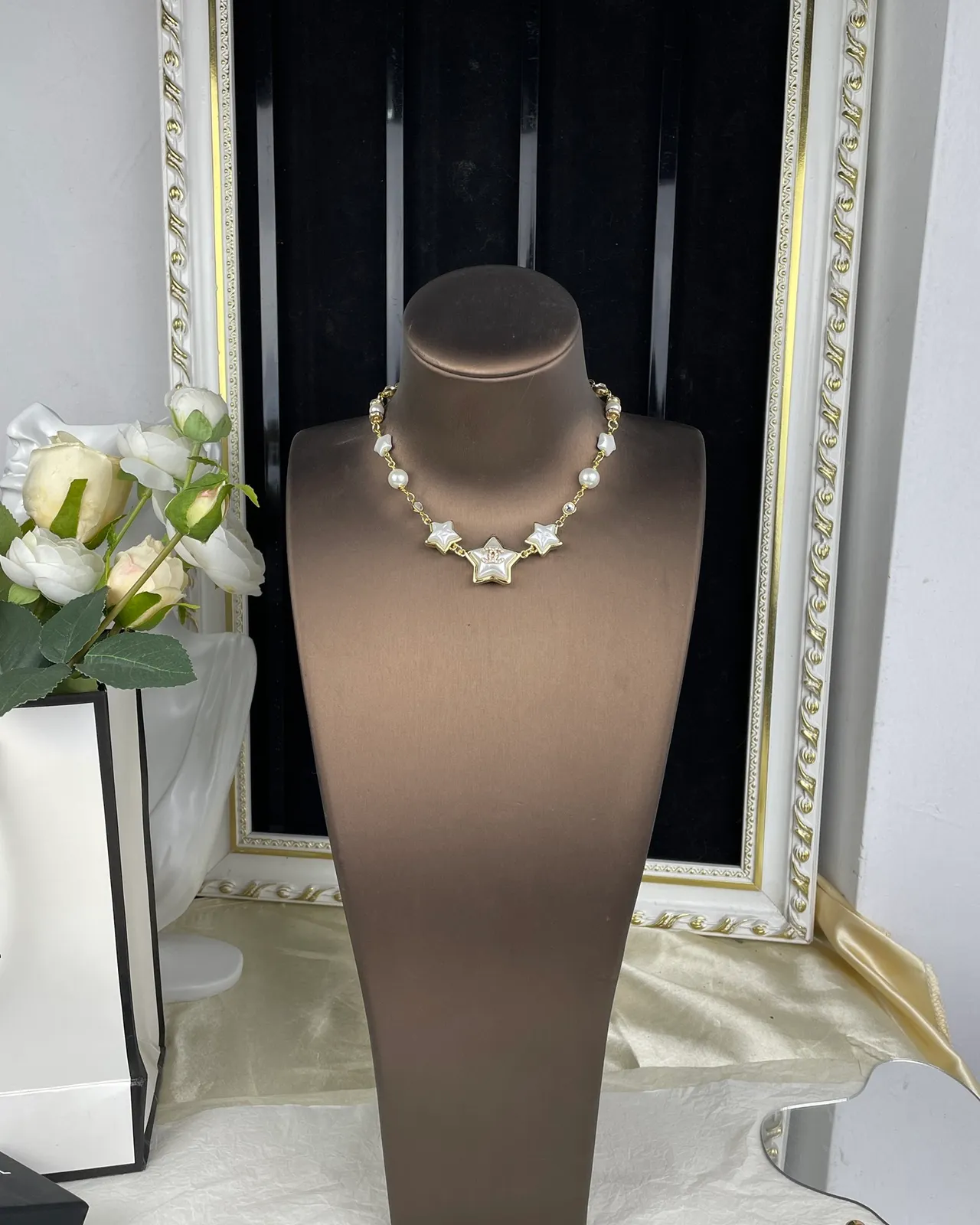 Chanel قلادة بنمط نجمي من اللؤلؤ والراتنج 2