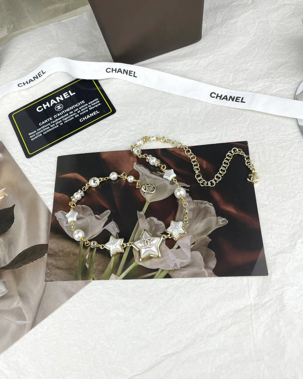 Chanel قلادة بنمط نجمي من اللؤلؤ والراتنج 3