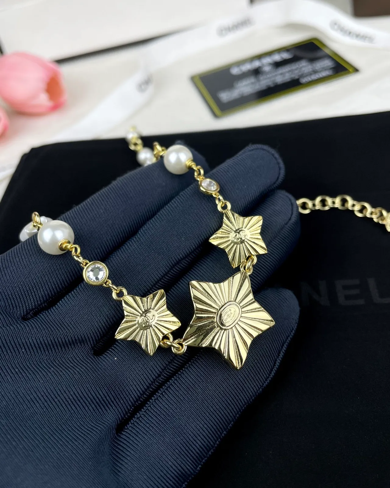 Chanel قلادة بنمط نجمي من اللؤلؤ والراتنج 4