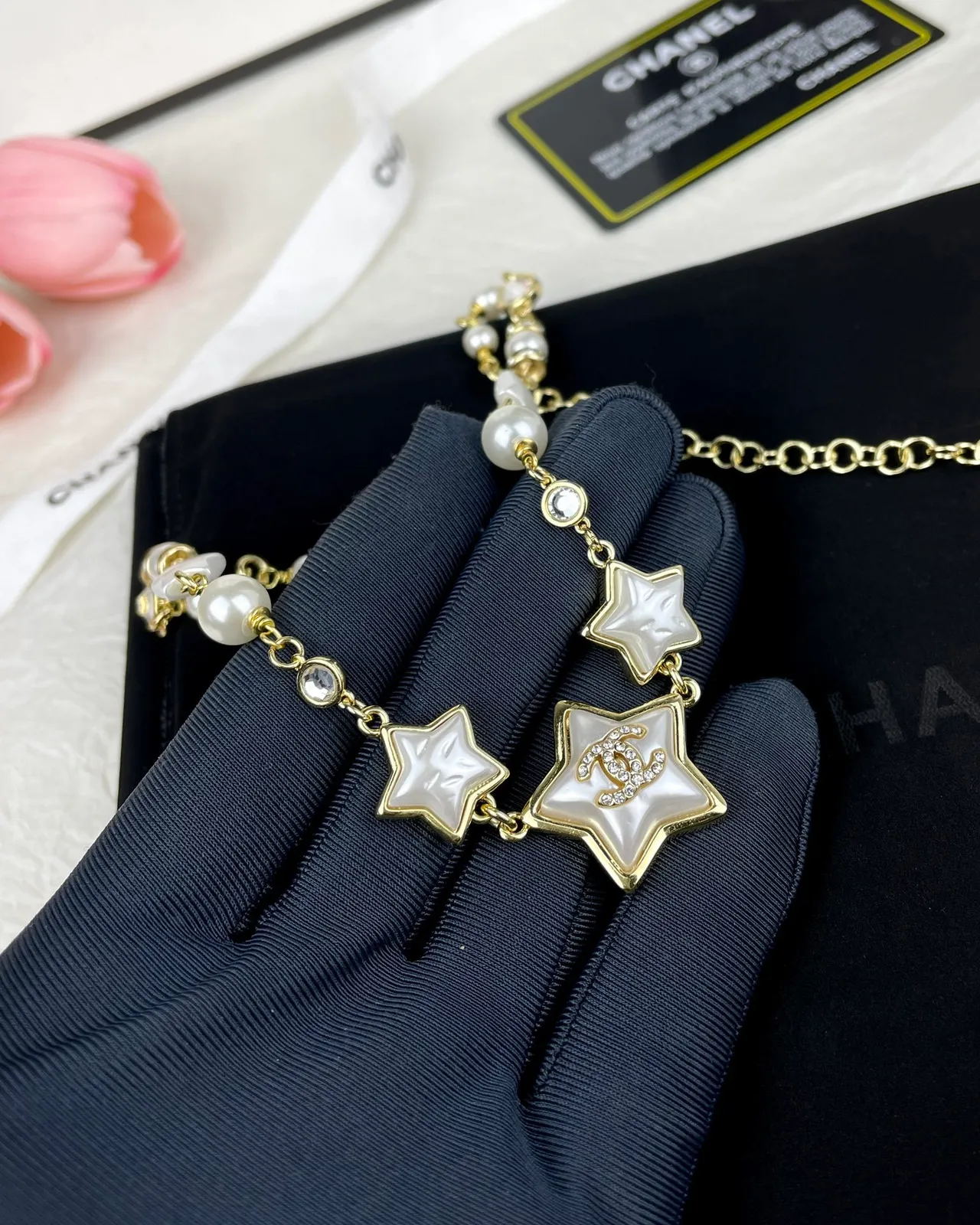 Chanel قلادة بنمط نجمي من اللؤلؤ والراتنج 5