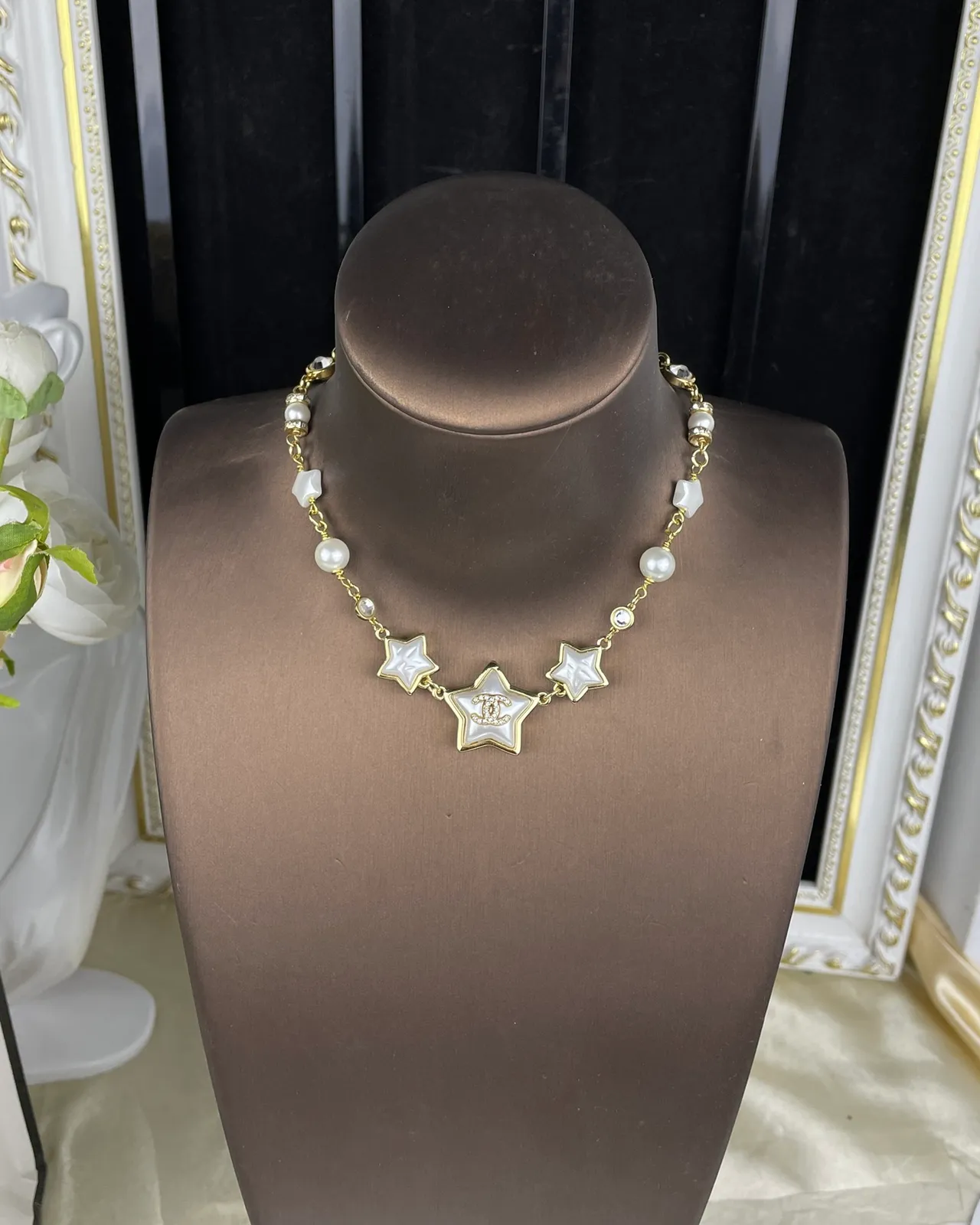 Chanel قلادة بنمط نجمي من اللؤلؤ والراتنج 7