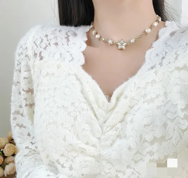 Chanel قلادة بنمط نجمي من اللؤلؤ والراتنج 9