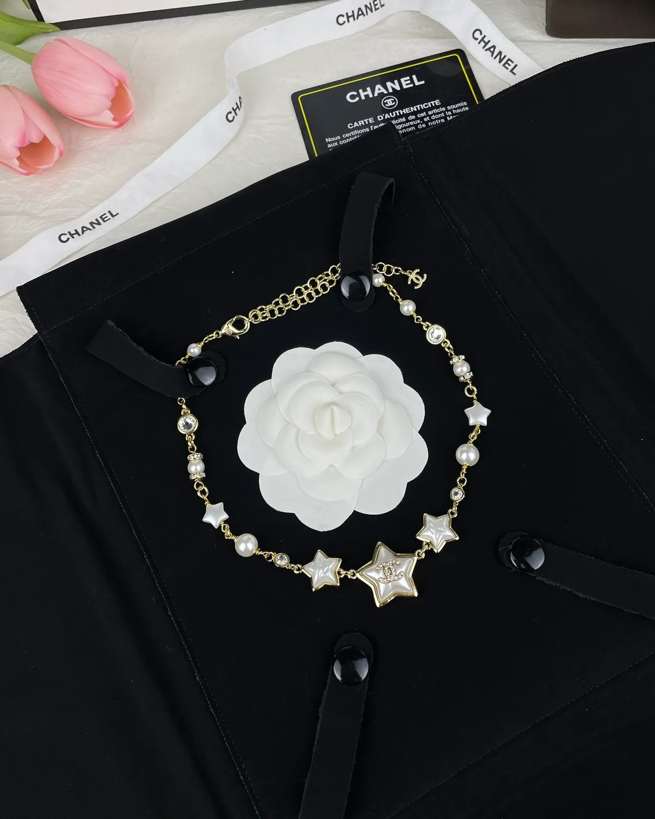 Chanel قلادة بنمط نجمي من اللؤلؤ والراتنج 10