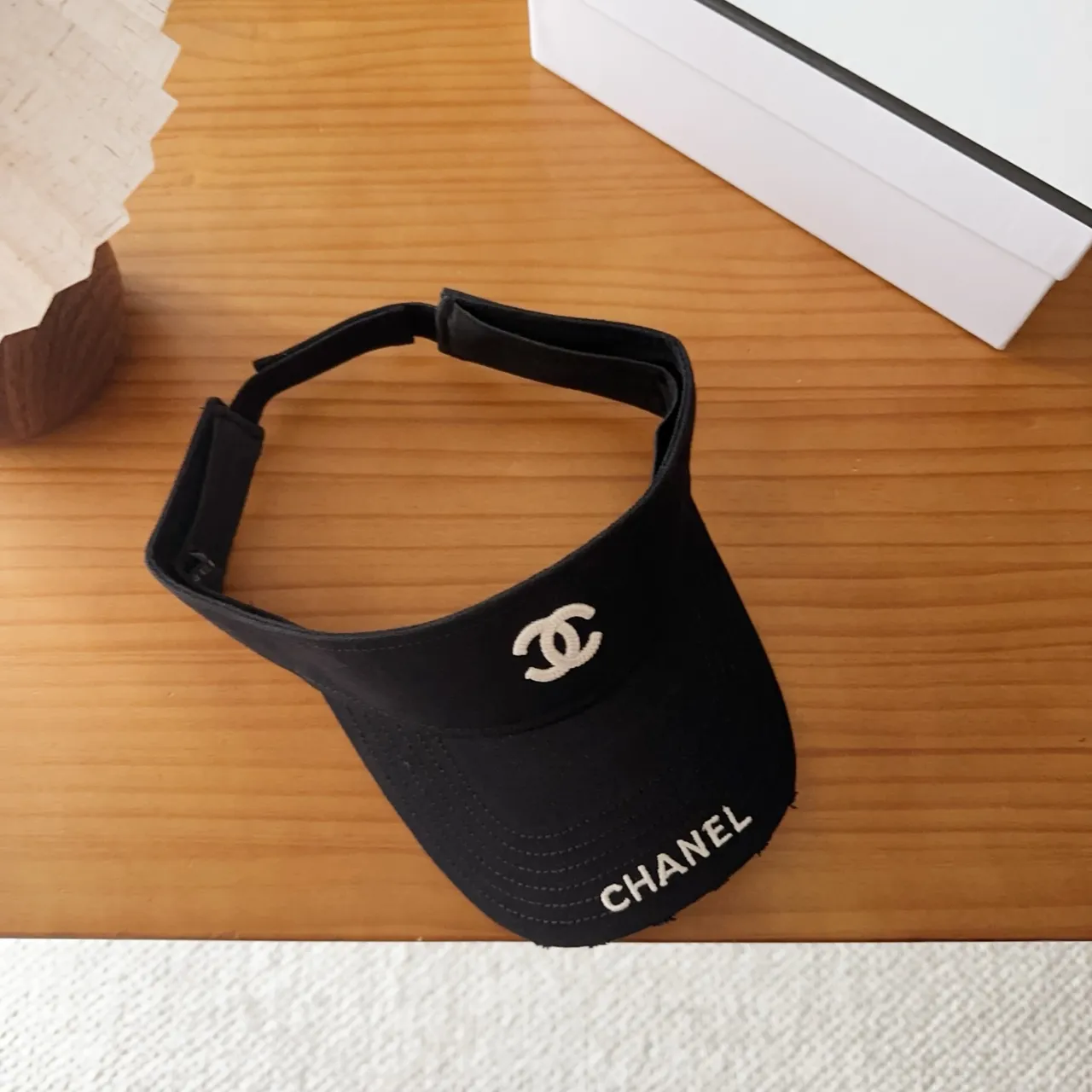 Chanel Visor Preto Branco Bordado Logo Silhueta Boné de Beisebol 2