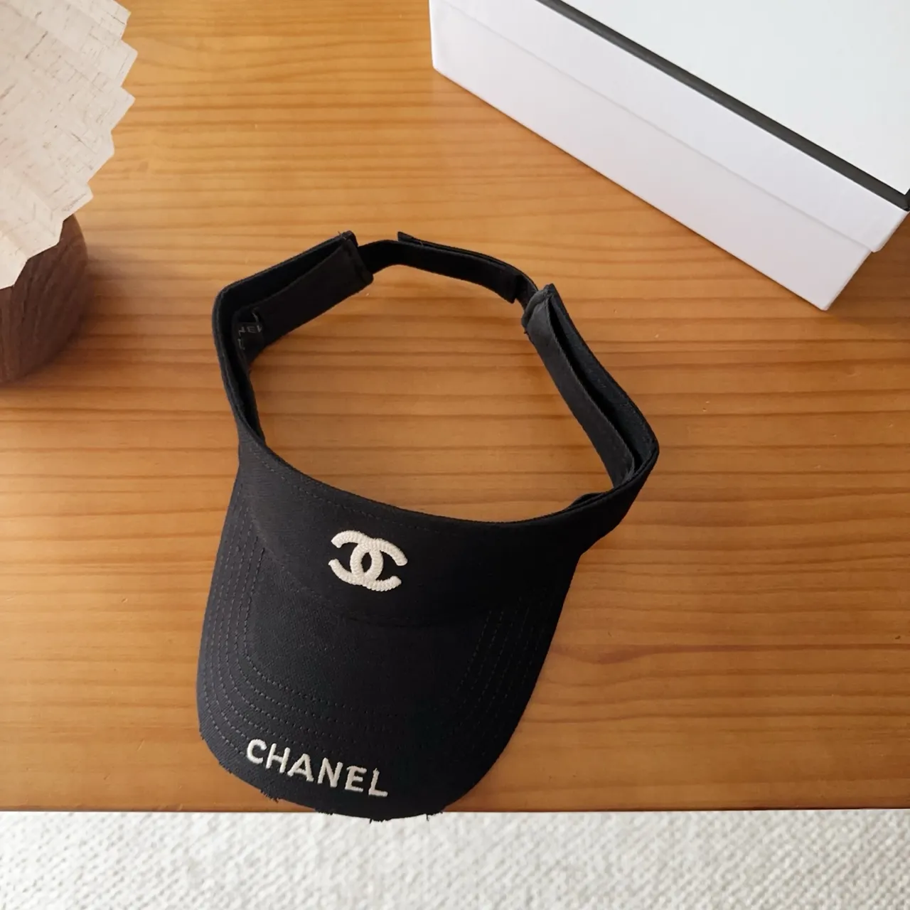 Chanel Visor Preto Branco Bordado Logo Silhueta Boné de Beisebol 3