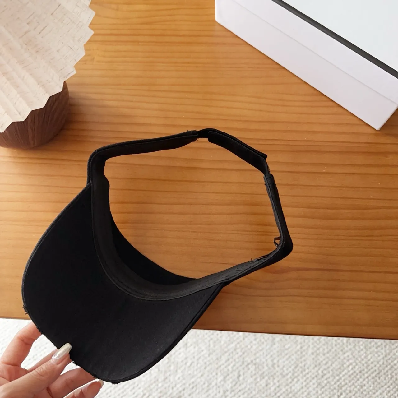 Chanel Visor Preto Branco Bordado Logo Silhueta Boné de Beisebol 4